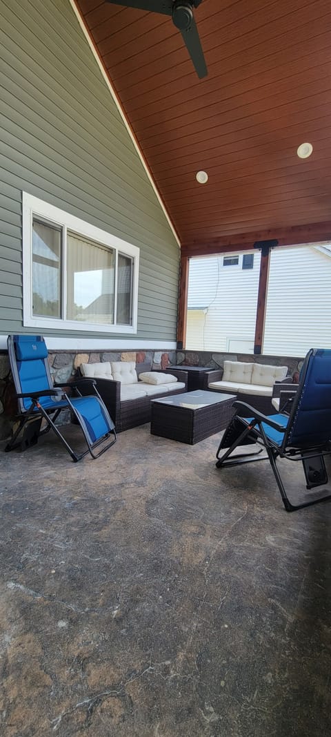 Have a cocktail on the front porch! Frankfort