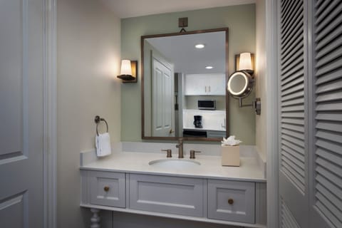 Deluxe Studio, 1 Queen Bed with Sofa bed | Bathroom | Combined shower/tub, hair dryer, towels