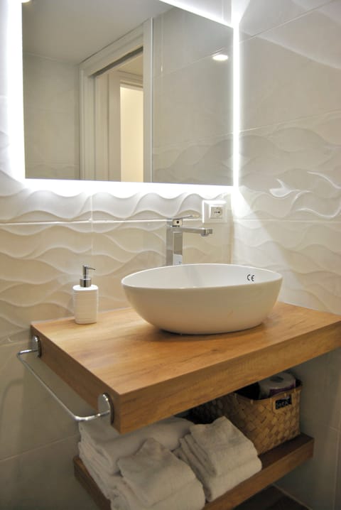 Deluxe Room, City View | Bathroom | Shower, rainfall showerhead, free toiletries, hair dryer