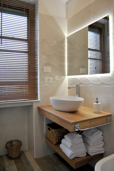 Comfort Room, City View | Bathroom | Shower, rainfall showerhead, free toiletries, hair dryer