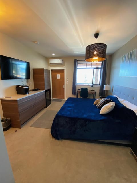 1 bedroom, premium bedding, desk, soundproofing