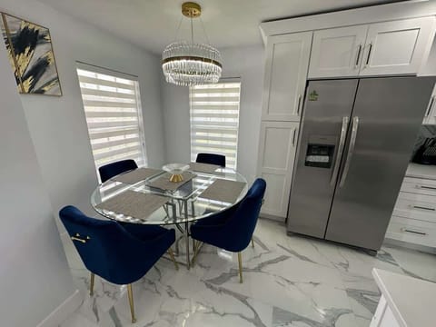 1632FHL - Breakfast Nook.jpeg