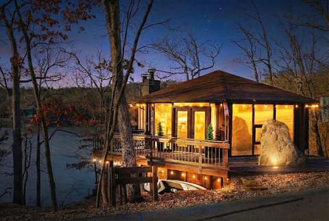 Luxury lakefront living nestled high among the treetops