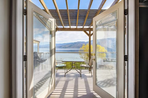 Classic Cabin 11 - 2 Queen Bedrooms, 2 Bathrooms, Kitchen & Lakefront Views | Terrace/patio