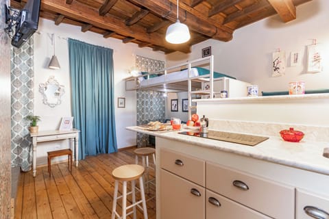 City Studio | Private kitchen | Fridge, oven, dishwasher, cookware/dishes/utensils