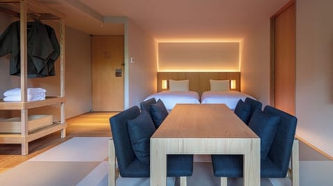 [Forest Twin] 44m² / bed width 1,200mm + futon. A room surrounded by greenery on the mountain side.
