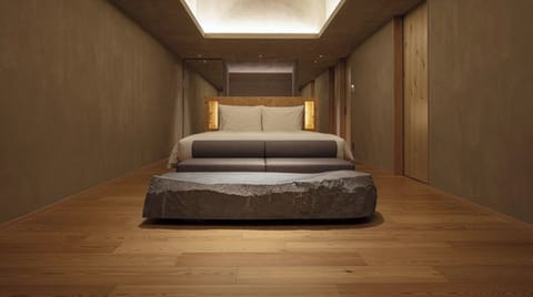 [SOKI Suite] 66 m² / bed width 1,800 mm. Equipped with a sofa and a stone table.