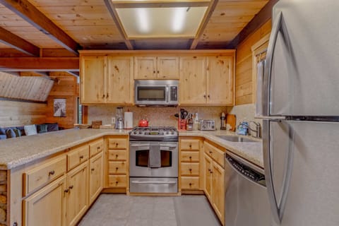 Kitchen: Well-equipped kitchen, crockpot, blender, waffle maker, kitchen bar w/4 bar stools