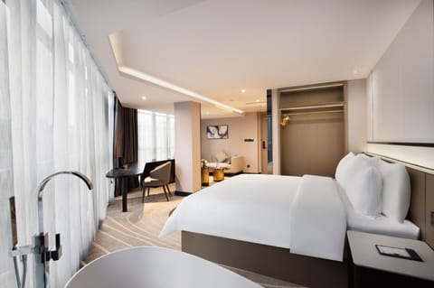 Superior Studio Suite | Desk, laptop workspace, free WiFi