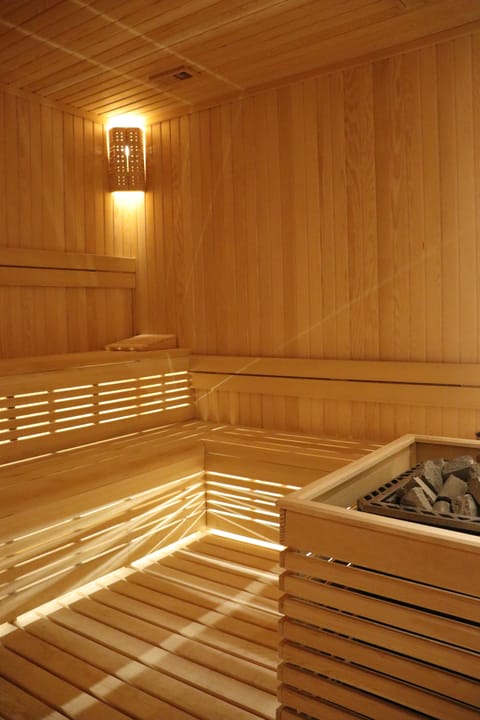Couples treatment rooms, sauna, hot tub, steam room, massages