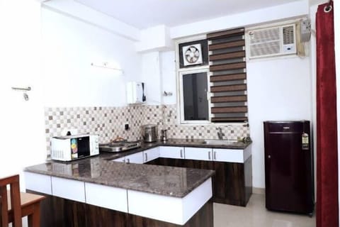 Deluxe Room, Balcony | Private kitchen | Fridge, cookware/dishes/utensils