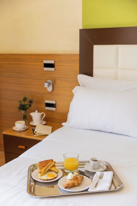 In-room safe, desk, free WiFi