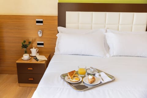 In-room safe, desk, free WiFi