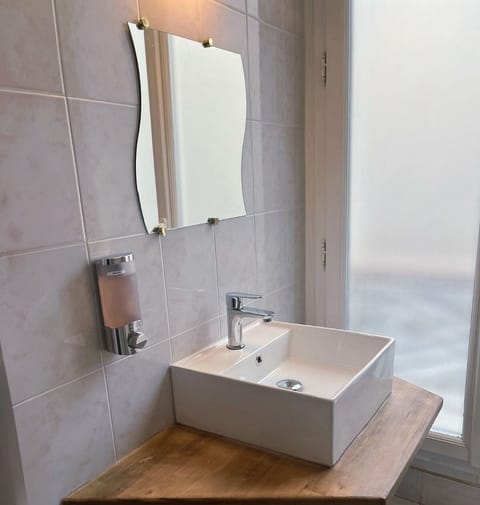 Chambre Classique, 2 lits une place, vue Ordener | Desk, laptop workspace, free WiFi, bed sheets