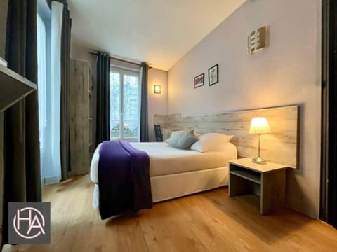 Chambre Double Classique, 1 lit double, vue Cloys | Desk, laptop workspace, free WiFi, bed sheets