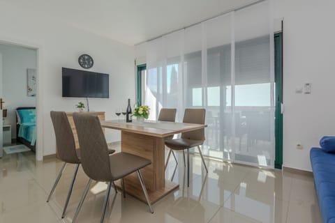 Comfort Apartment | Living area | 100-cm flat-screen TV with satellite channels