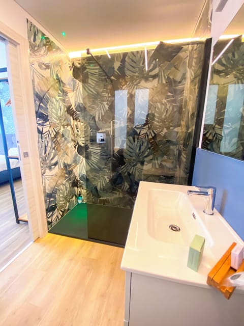 Superior Quadruple Room | Bathroom | Shower, rainfall showerhead, eco-friendly toiletries, hair dryer