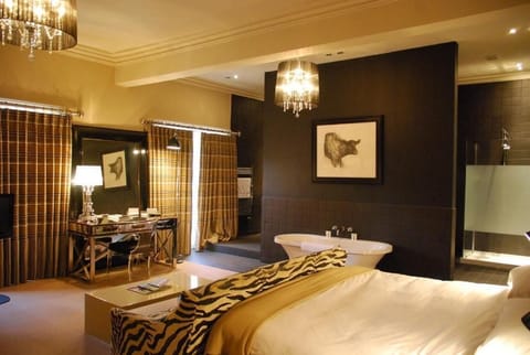 Executive Room | Iron/ironing board, free WiFi, bed sheets