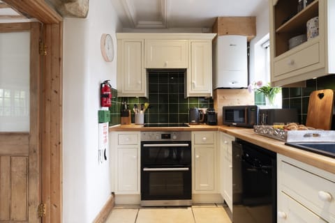 Lilac Cottage Kitchen - StayCotswold