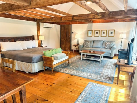 Deluxe Room, 1 King Bed | Hypo-allergenic bedding, individually decorated, individually furnished