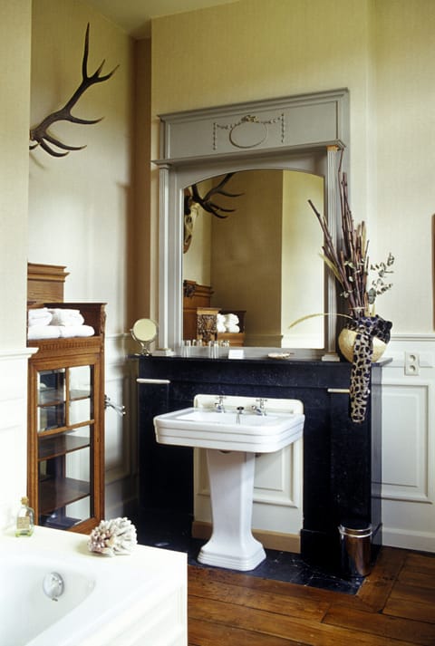 Deluxe Double Room | Bathroom | Free toiletries, hair dryer, towels