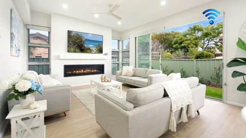 Southern Comfort | 250m to Beach | Luxury Lounge Room | Fireplace