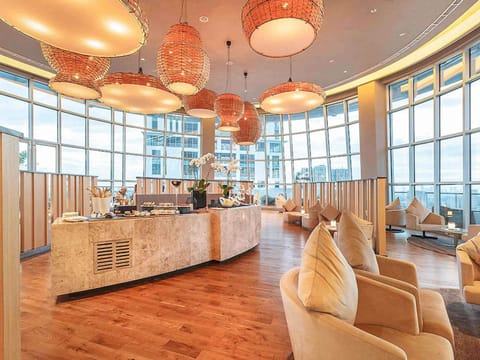 3 restaurants; breakfast, lunch, dinner, and brunch served