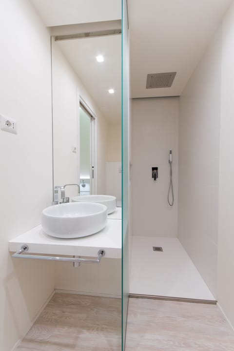 Deluxe Double Room, 1 Bedroom | Bathroom | Shower, hair dryer, bidet, towels