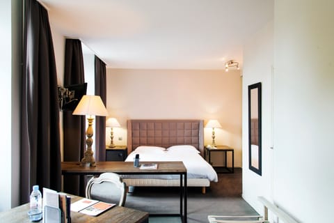 Suite | Premium bedding, desk, free cribs/infant beds, rollaway beds