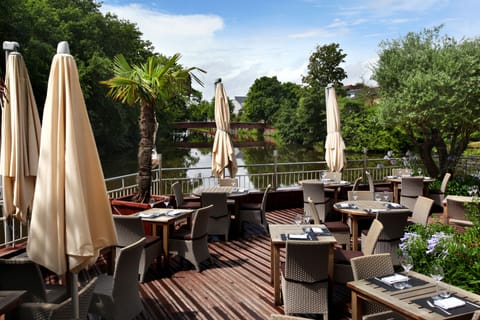 Lunch, dinner served; seafood, alfresco dining