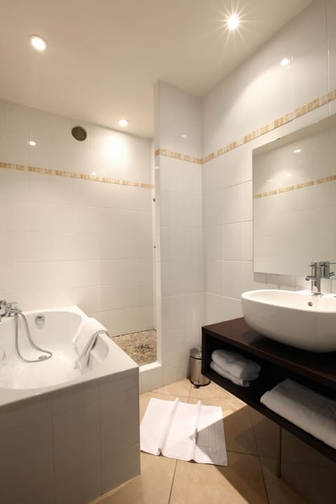 Bathtub, free toiletries, hair dryer, towels