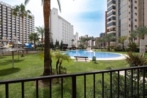 Gran complejo con amplias piscinas y zonas verdes, perfecto para disfrutar al aire libre.