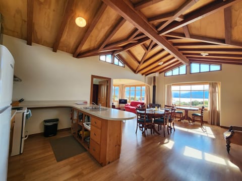 Panoramic Cabin, 3 Bedrooms, Balcony, Lake View | Living area