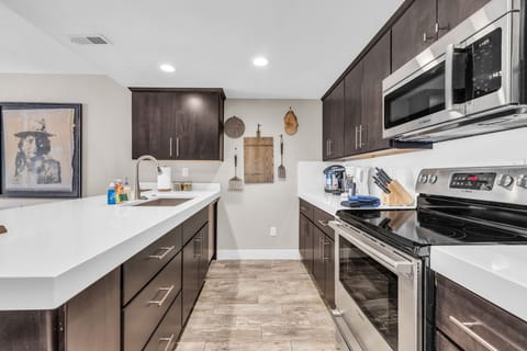 Kitchen: Well-equipped kitchen, 3 barstools, range of appliances including air fryer, crockpot, blender