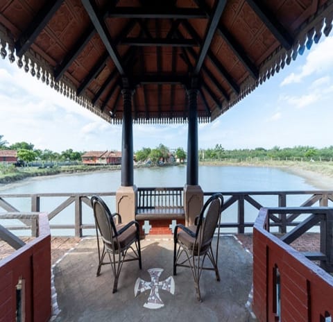 Superior Villa, Lake View | Living area | 32-inch LCD TV with cable channels