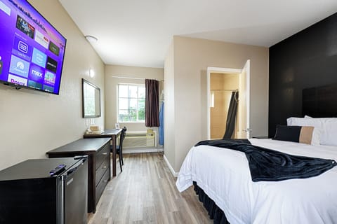 Economy Room | Egyptian cotton sheets, premium bedding, down comforters, desk
