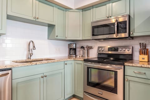 006 Dreamcatcher Kitchn appliances and sink