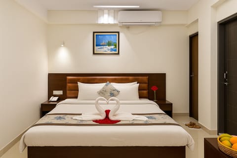 Premier Double Room | Desk, laptop workspace, soundproofing, free WiFi