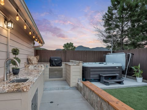 Outdoor kitchen, BBQ, Hot tub, Fully fenced 