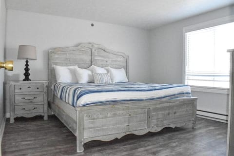 King Suite, 1 Bedroom | Cribs/infant beds, rollaway beds, free WiFi, bed sheets