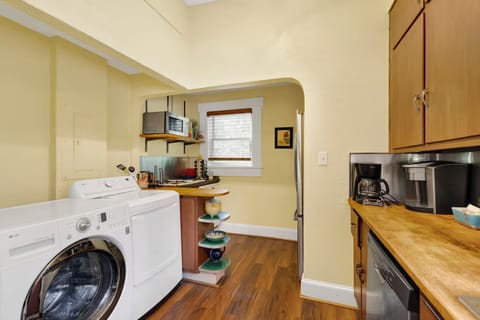 ✨ From fresh meals to fresh laundry, this cheerful nook covers it all—complete with modern appliance