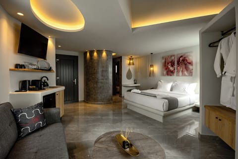 Deluxe Suite - Private Outdoor Hot Tub and Sea View | 1 bedroom, in-room safe, individually decorated, soundproofing