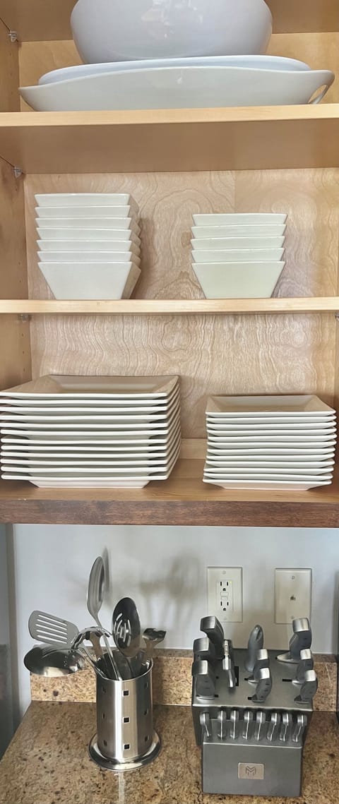 Full stocked kitchen including professional cutlery with steak knives