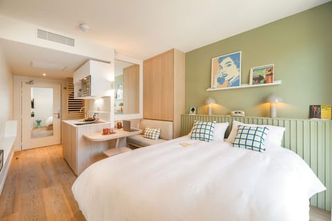 Superior Studio | Premium bedding, pillowtop beds, laptop workspace, soundproofing