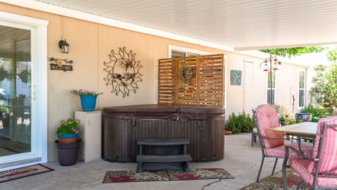 Covered patio with hot tub for 3
