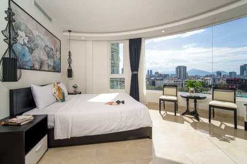 Executive Double Room | Minibar, desk, laptop workspace, blackout drapes