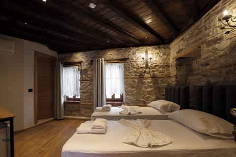 Twin Room | Desk, free WiFi