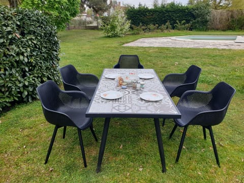 Garden table for your outdoor dinner