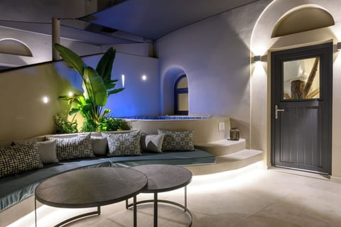 Executive Suite with outdoor Hot Tub | Premium bedding, in-room safe, individually decorated