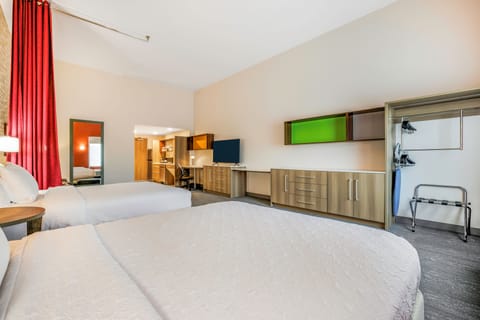 Studio Suite, 2 Queen Beds, Bathtub | Iron/ironing board, free cribs/infant beds, free WiFi, bed sheets